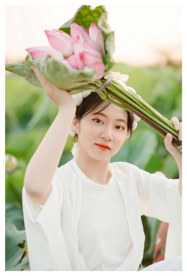Thiếu nữ cầm bó sen trước ngực