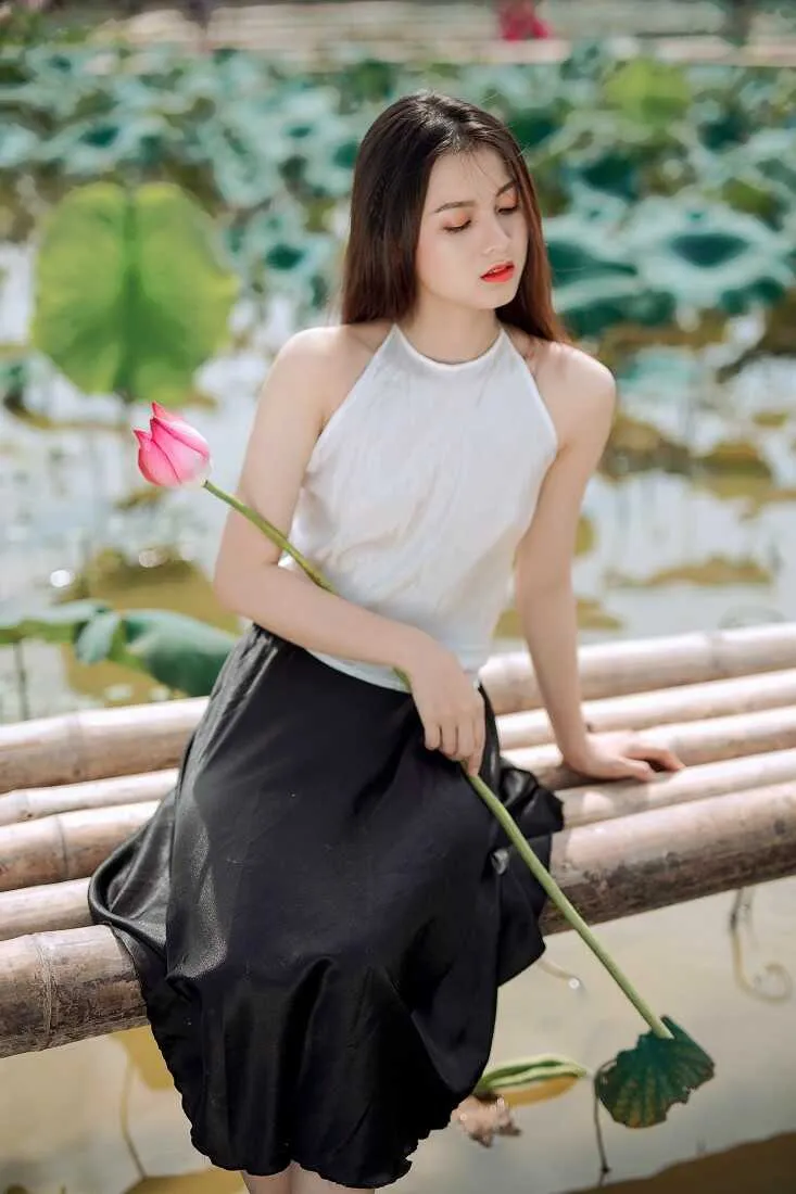 Cô gái dịu dàng trong tà áo yếm bên đầm sen