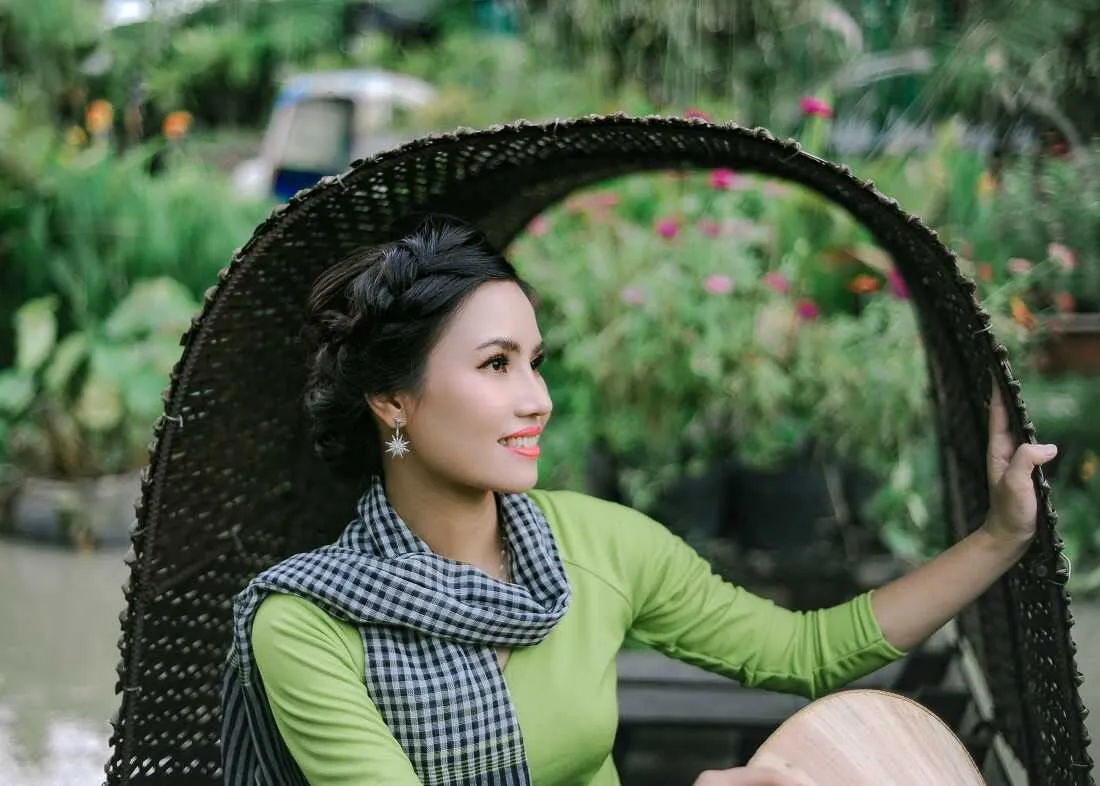 Cô gái vấn khăn rằn chụp ảnh sen