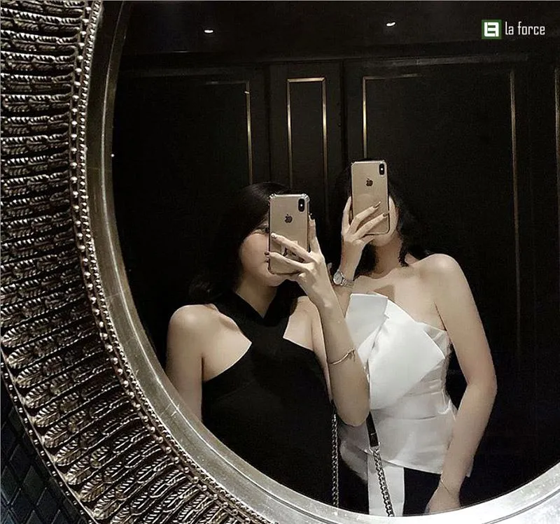 HÃ¬nh chá»¥p trÆ°á»›c gÆ°Æ¡ng vá»›i báº¡n thÃ¢n