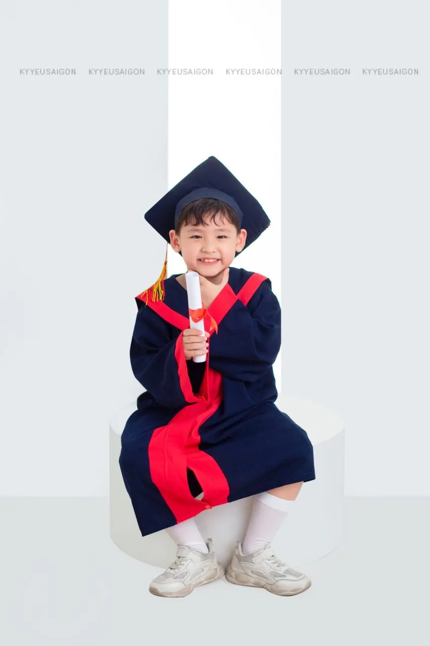 Các bé mầm non vui đùa với bong bóng xà phòng chụp ảnh kỷ yếu
