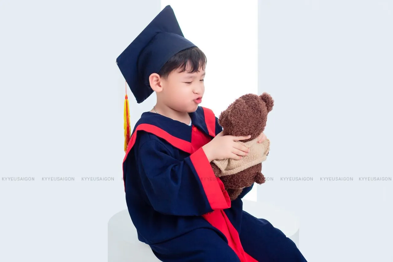 Học sinh mầm non chụp ảnh kỷ yếu với phông nền và đạo cụ rực rỡ
