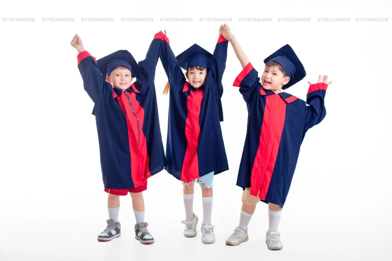 Học sinh mầm non cầm ngôi sao và đạo cụ chụp ảnh kỷ yếu