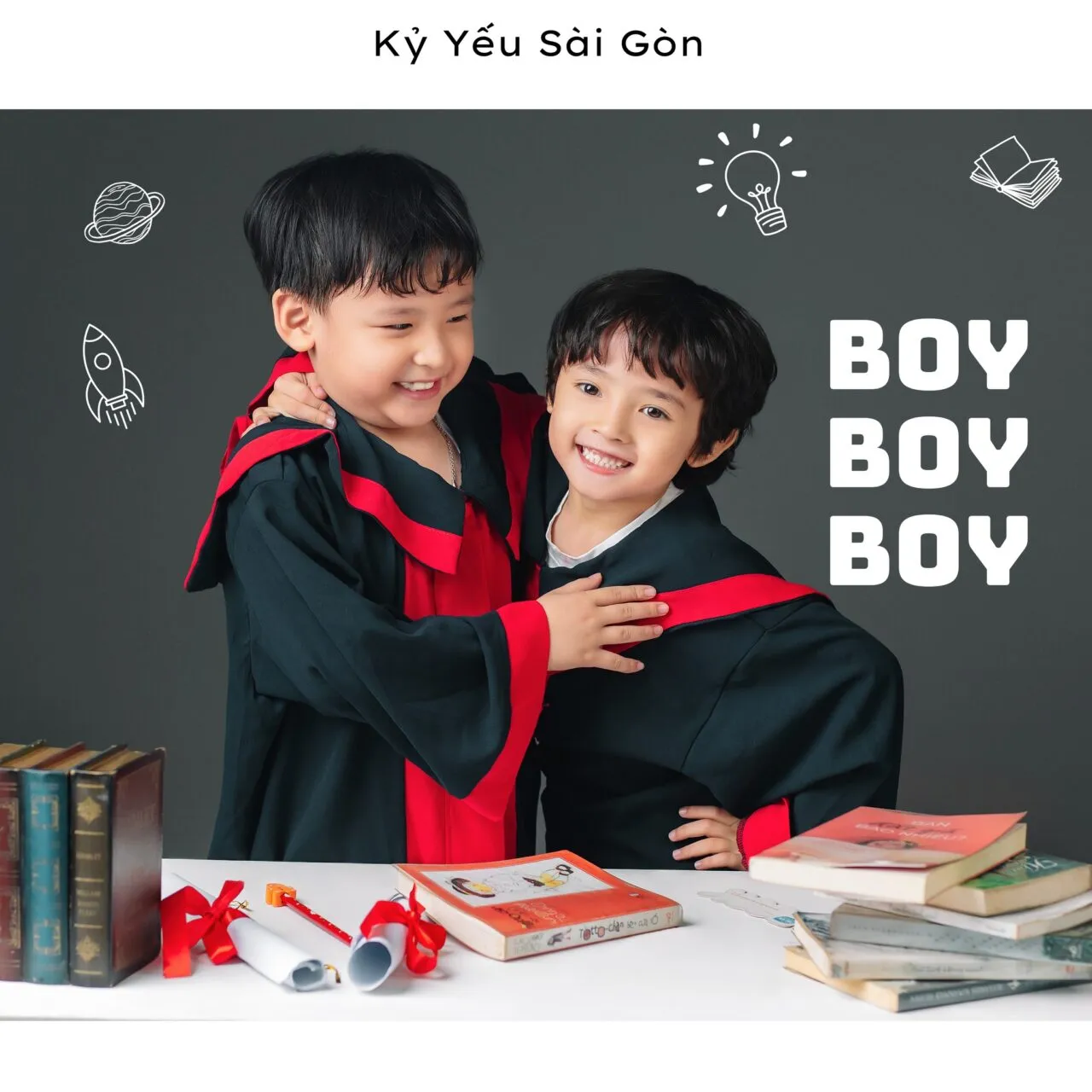 Học sinh mầm non ngồi chụp ảnh kỷ yếu trên thảm cỏ xanh