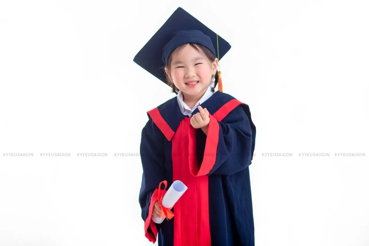 Các bé mầm non khám phá thiên nhiên, quan sát côn trùng chụp ảnh kỷ yếu