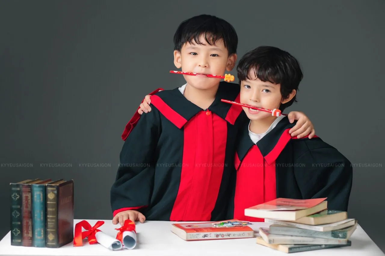 Các bé mầm non rạng rỡ cầm giấy chứng nhận tốt nghiệp chụp ảnh kỷ yếu