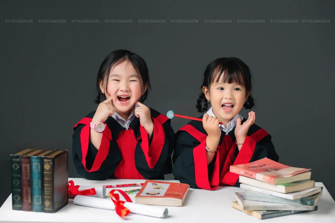 Các bé mầm non hóa trang thành nghề nghiệp mơ ước chụp ảnh kỷ yếu