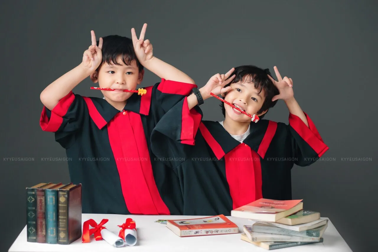 Học sinh mầm non chơi đùa với đạo cụ chụp ảnh kỷ yếu ngoài trời