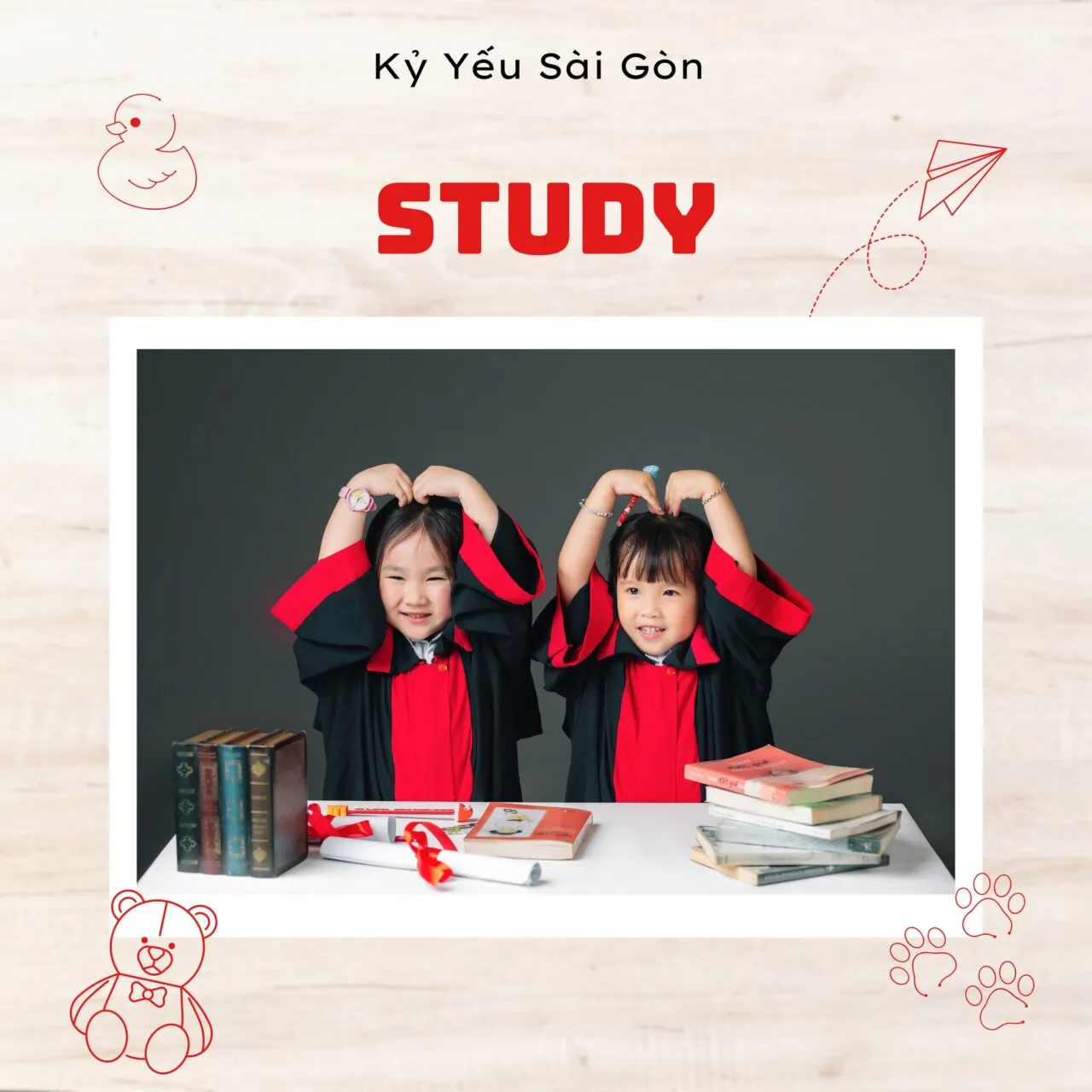 Các bé mầm non vui đùa nhảy nhót chụp ảnh kỷ yếu ngoài vườn trường