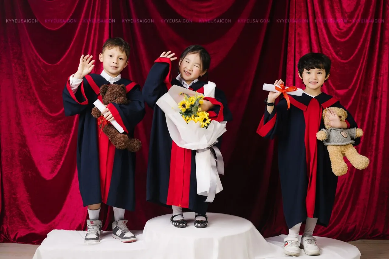 Học sinh mầm non chụp ảnh kỷ yếu với mô hình chữ LOVE cỡ lớn