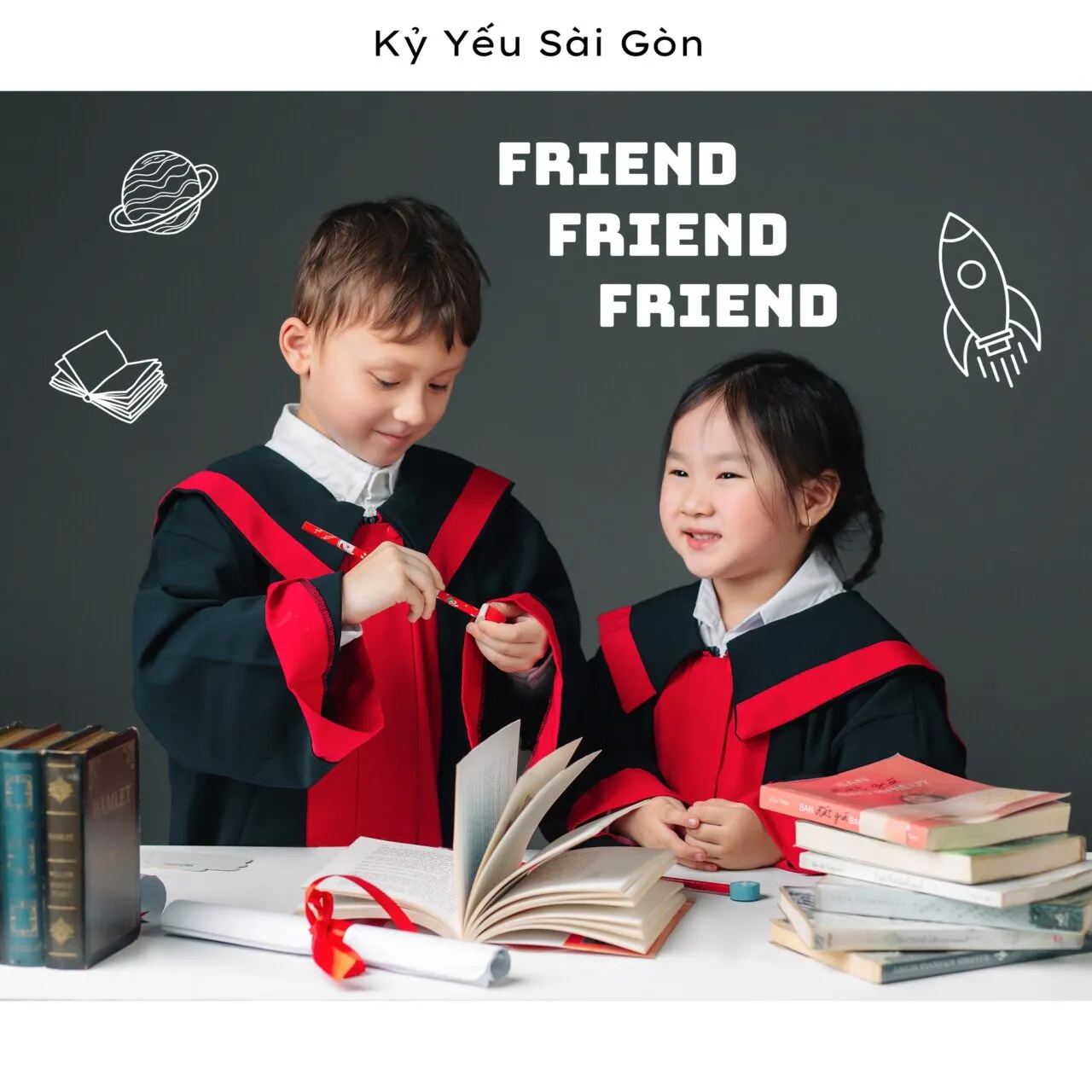Trẻ mầm non nắm tay nhau tạo vòng tròn chụp ảnh kỷ yếu tập thể