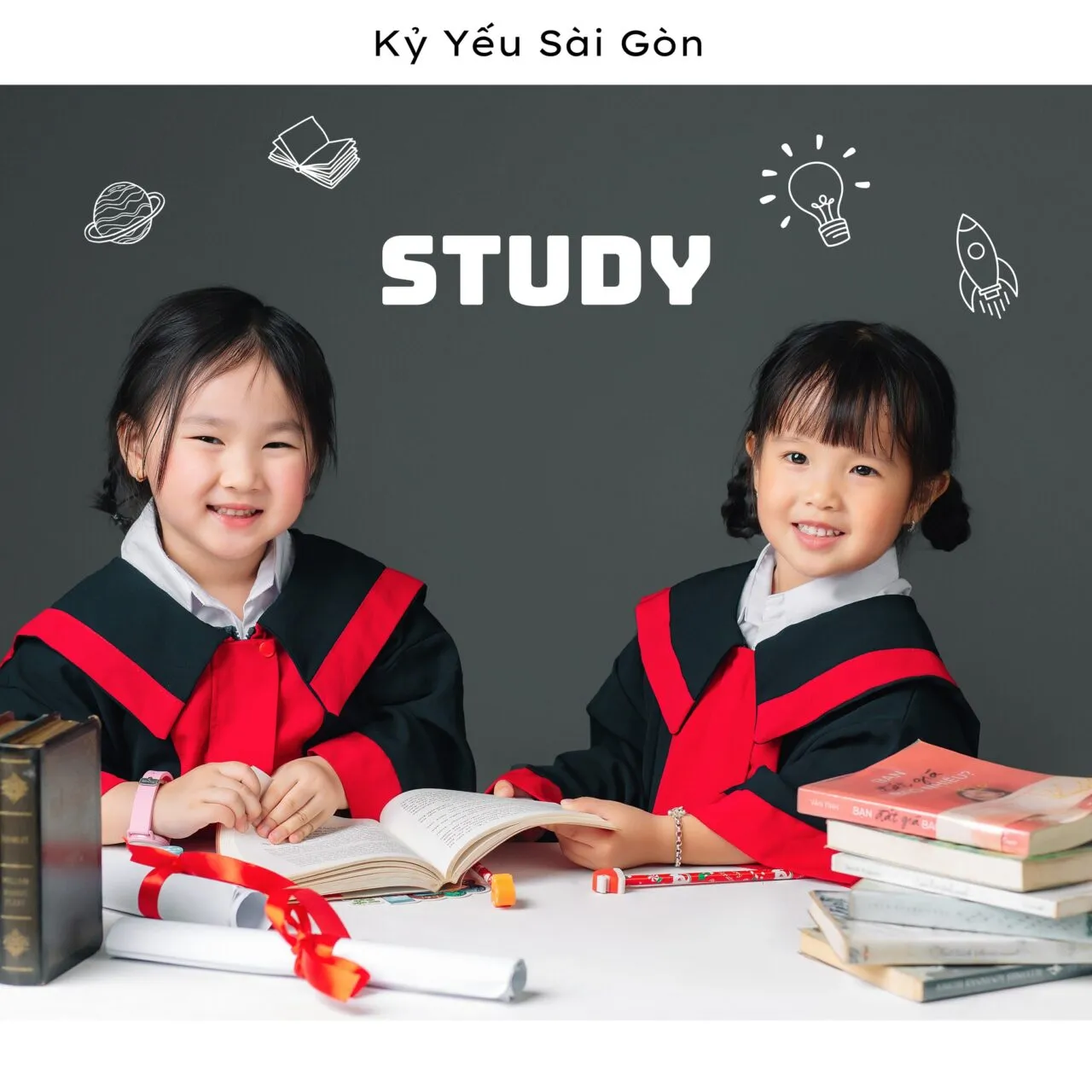 Bé mầm non tạo dáng với khối chữ cái trong buổi chụp kỷ yếu