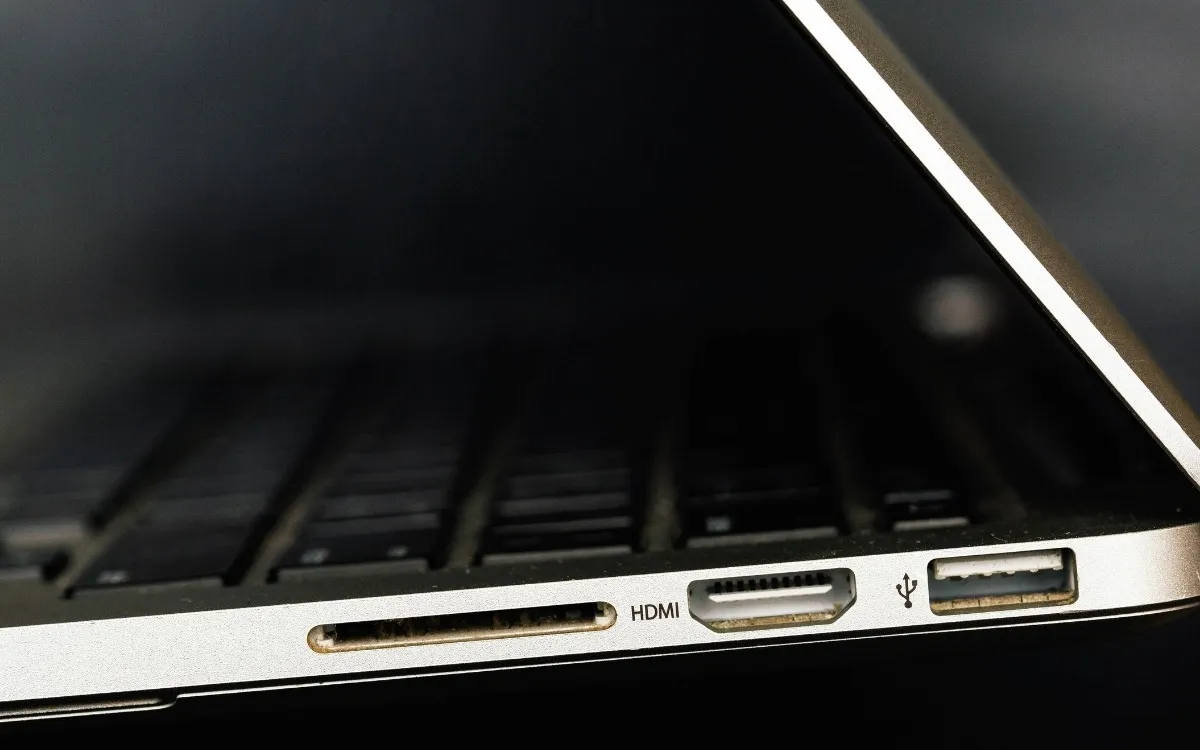 Cổng kết nối đa dạng cần có trên laptop cho học sinh cấp 3 để kết nối thiết bị ngoại vi