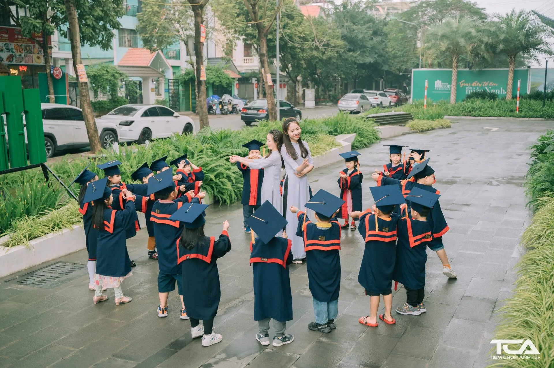 Ảnh bé mầm non mặc áo cử nhân đang tạo dáng chụp ảnh cá nhân