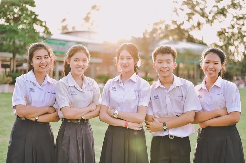 Nữ sinh Thái Lan trong bộ đồng phục áo trắng, váy xếp ly xanh đen đơn giản thanh lịch