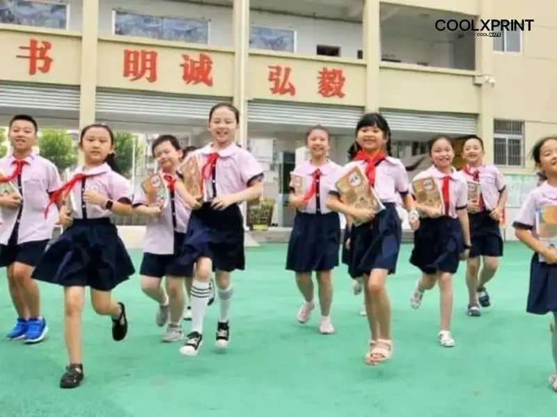 Đồng phục học sinh tiểu học tại Trung Quốc với áo sơ mi và chân váy/quần short
