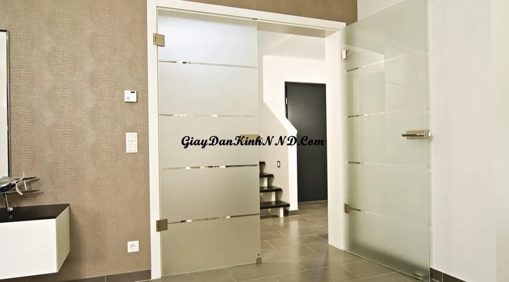 Dán kính cửa ra vào kết hợp kẻ chỉ cho cửa ra vào.