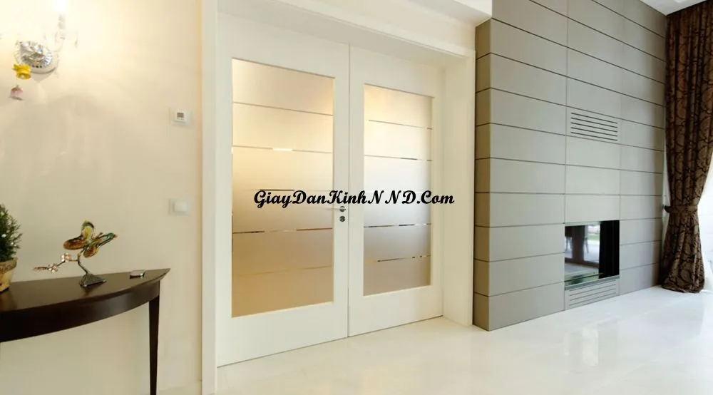Cửa ra vào phòng khách sạn sử dụng decal mờ cắt lai vừa che tầm nhìn tốt lại không quá đơn điệu mang lại không gian thêm phần trang nhã.