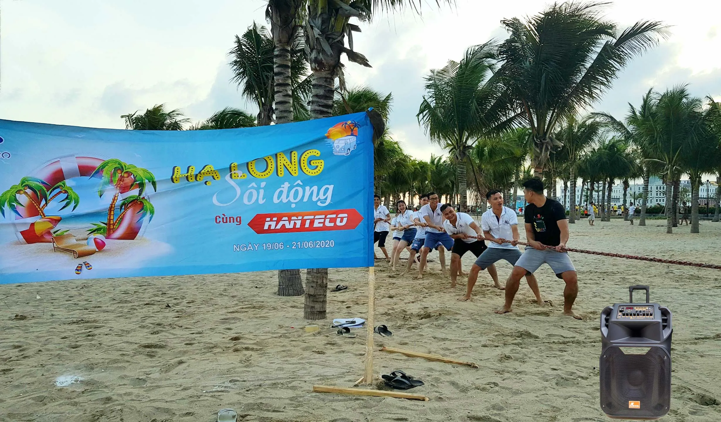 Khách hàng sử dụng dịch vụ thuê loa kéo