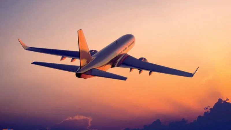 Máy bay phản lực cỡ lớn đang cất cánh trên đường băng dưới ánh nắng ban ngày