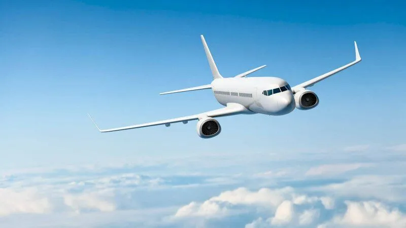 Máy bay phản lực vút lên, xuyên qua lớp mây trắng xốp