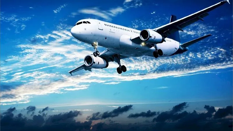 Chiếc máy bay nổi bật trên nền biển mây dày đặc từ góc nhìn dưới lên