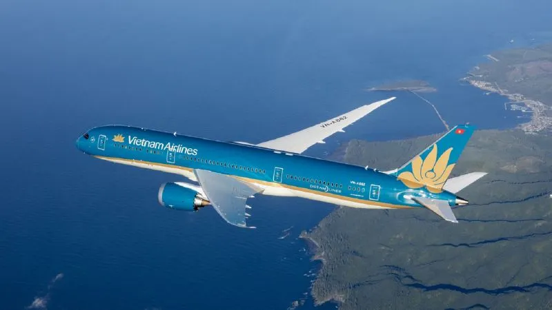 Máy bay Vietnam Airlines cất cánh trên nền trời xanh với đám mây trắng