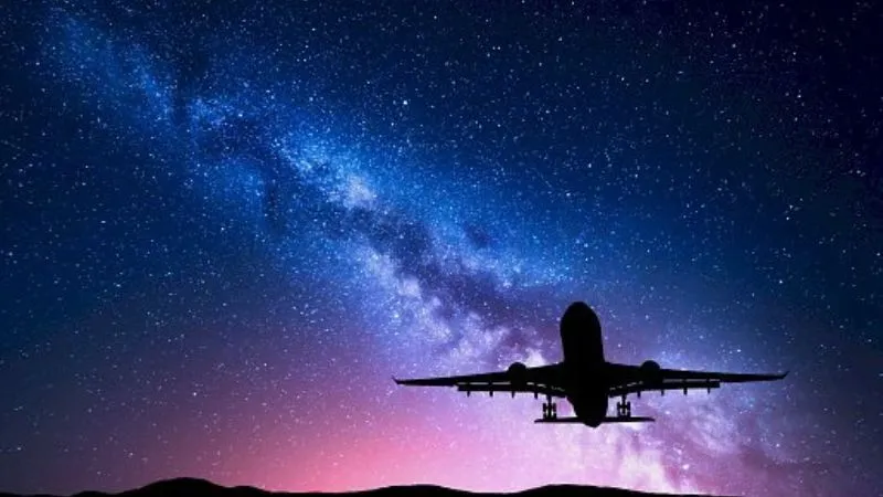 Máy bay phản lực cất cánh vào ban đêm, thấy rõ đèn và đường băng sáng