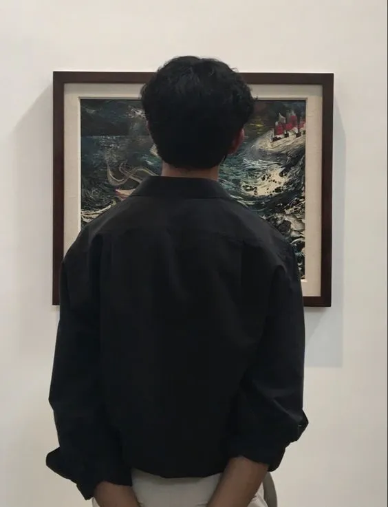 Hình sau lưng nam với phụ kiện đồng hồ