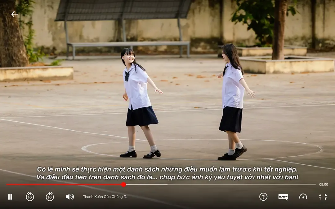 Học sinh mặc đồng phục thanh xuân xanh đen chụp ảnh kỷ yếu