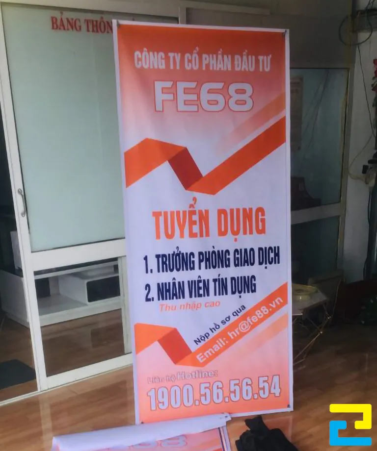 Thôn tin trê n standee c n được tó m lược ngắn gọ n, đồ ng thờ i được thiế t kế với bố cục hợ p lý , h i hò a