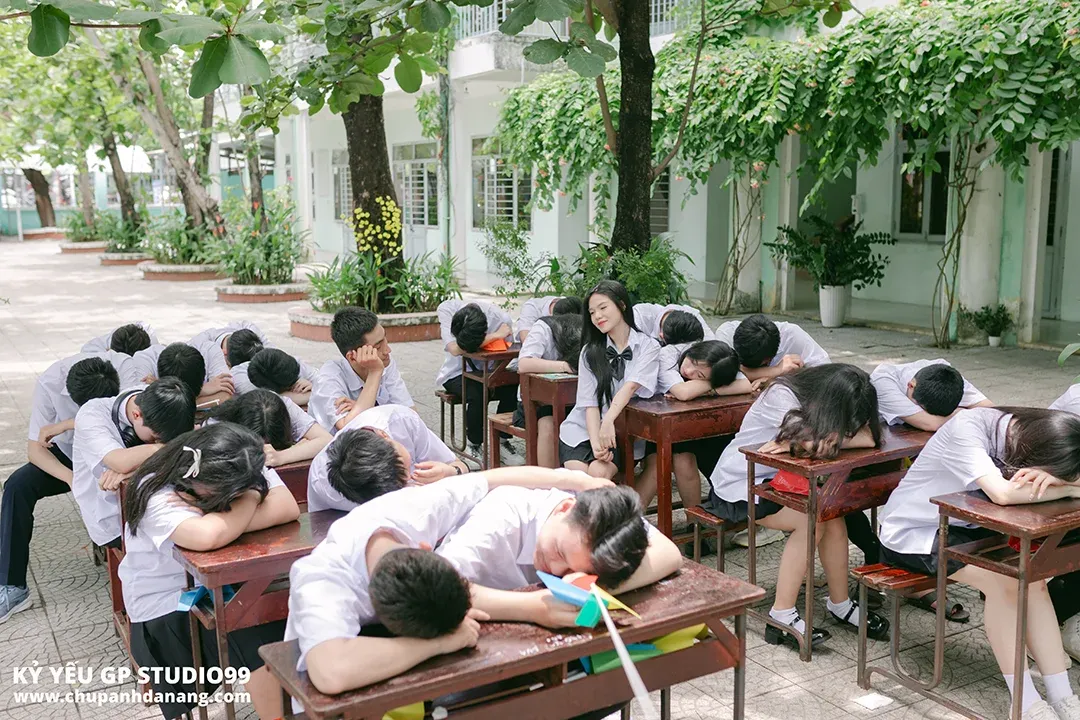 Học sinh trường Nguyễn Hiền chụp ảnh kỷ yếu vào buổi chiều