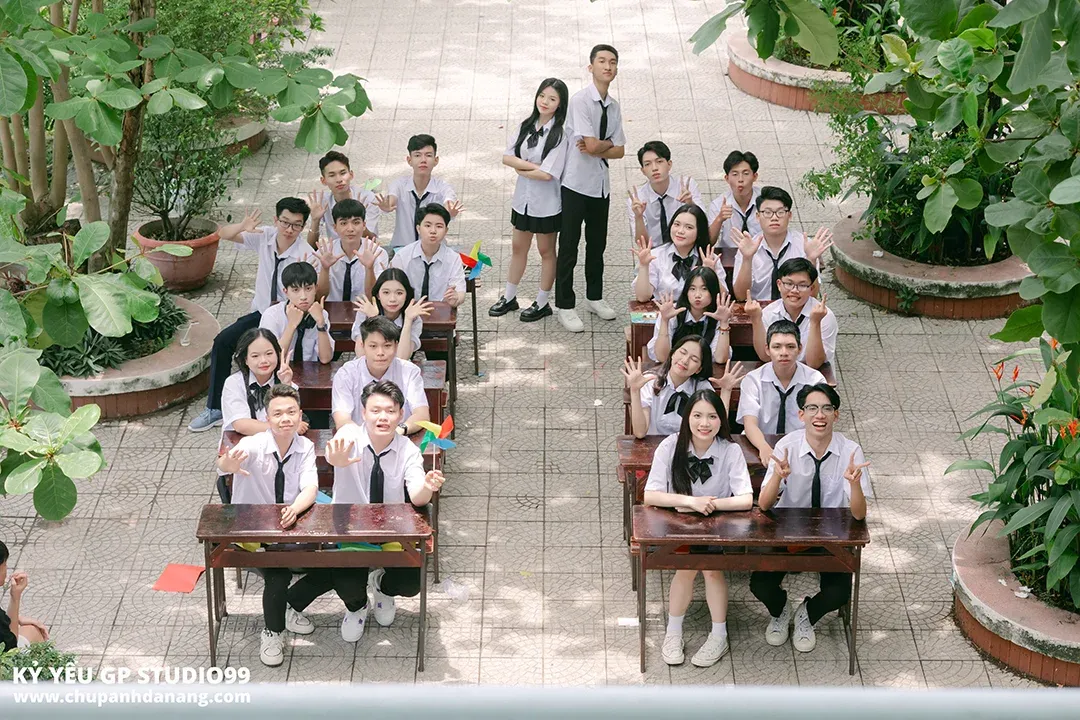 Học sinh trường Nguyễn Hiền Đà Nẵng chụp ảnh kỷ yếu tại sân trường