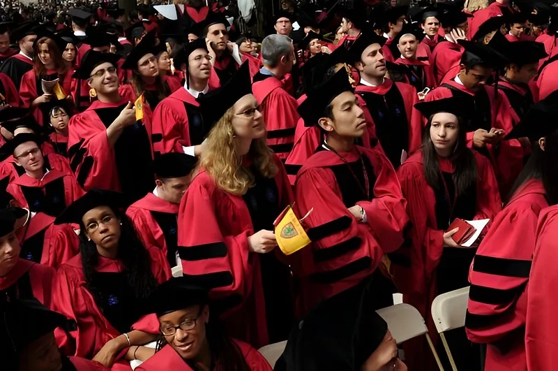 Lễ phục tốt nghiệp Đại học Havard