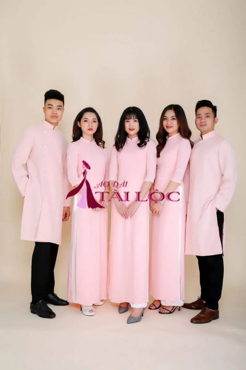 Mẫu áo dài bê tráp nam nữ màu hồng vải trơn