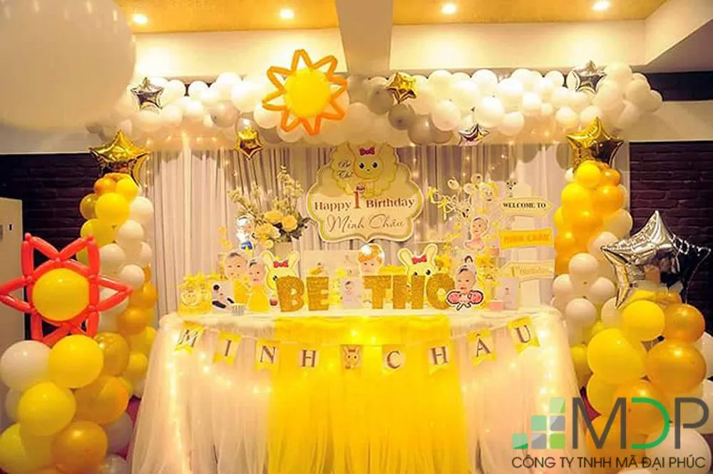 Mẫu backdrop sinh nhật đơn giản nhưng tinh tế với tên và ngày tháng
