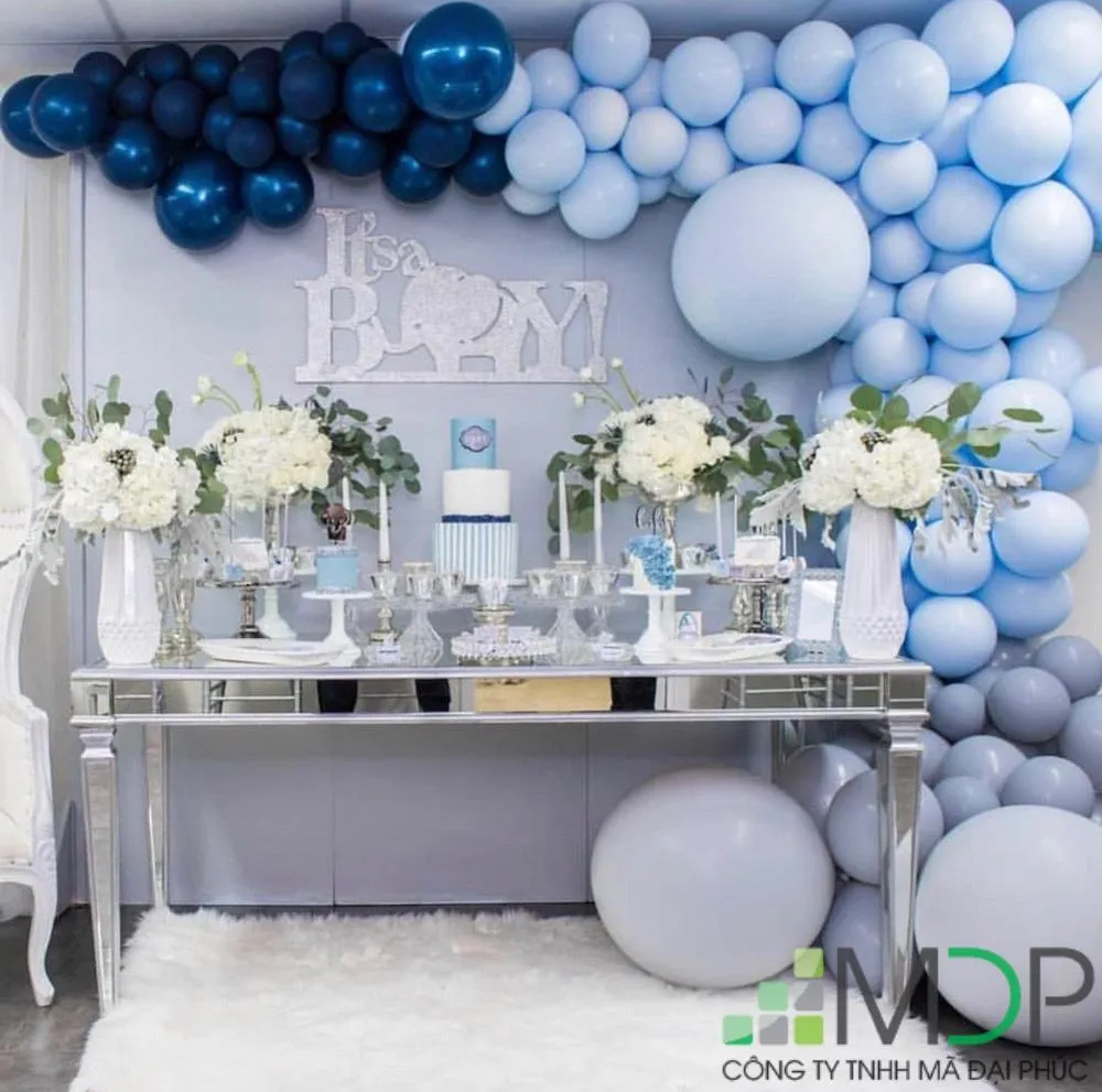 Backdrop sinh nhật phong cách sang trọng với tông màu vàng đồng