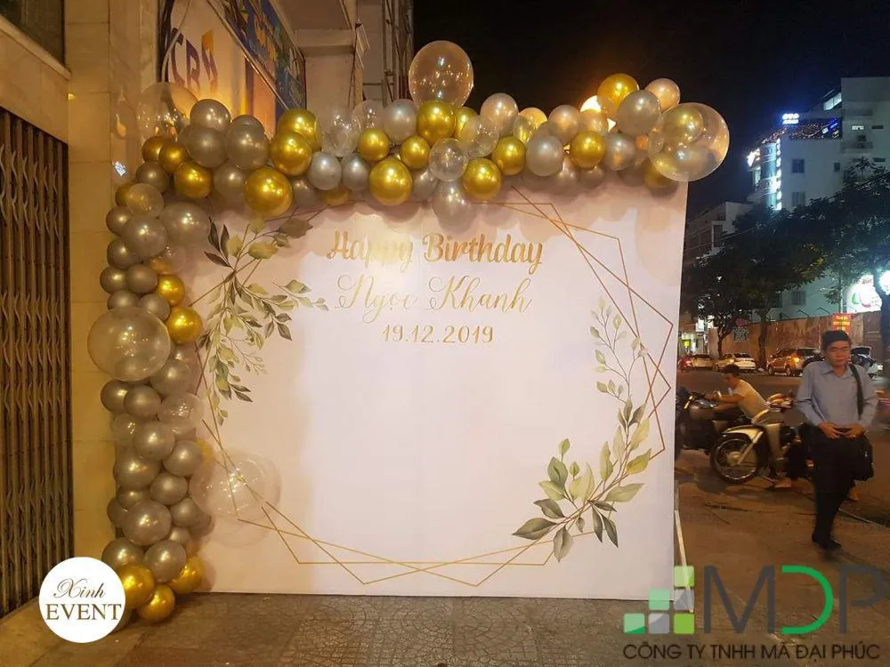 Thiết kế backdrop sinh nhật lãng mạn với hoa và ánh sáng