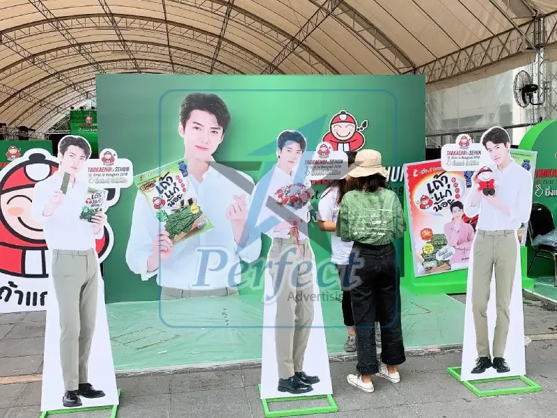 Mẫu standee hình người cho chiến dịch ra mắt sản phẩm mới