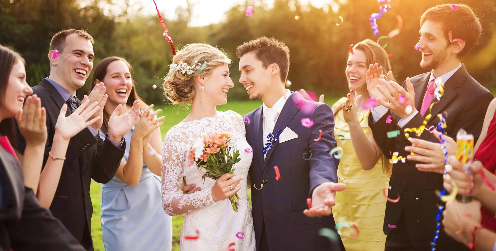Bàn tiệc và trang trí lãng mạn trong không gian đám cưới