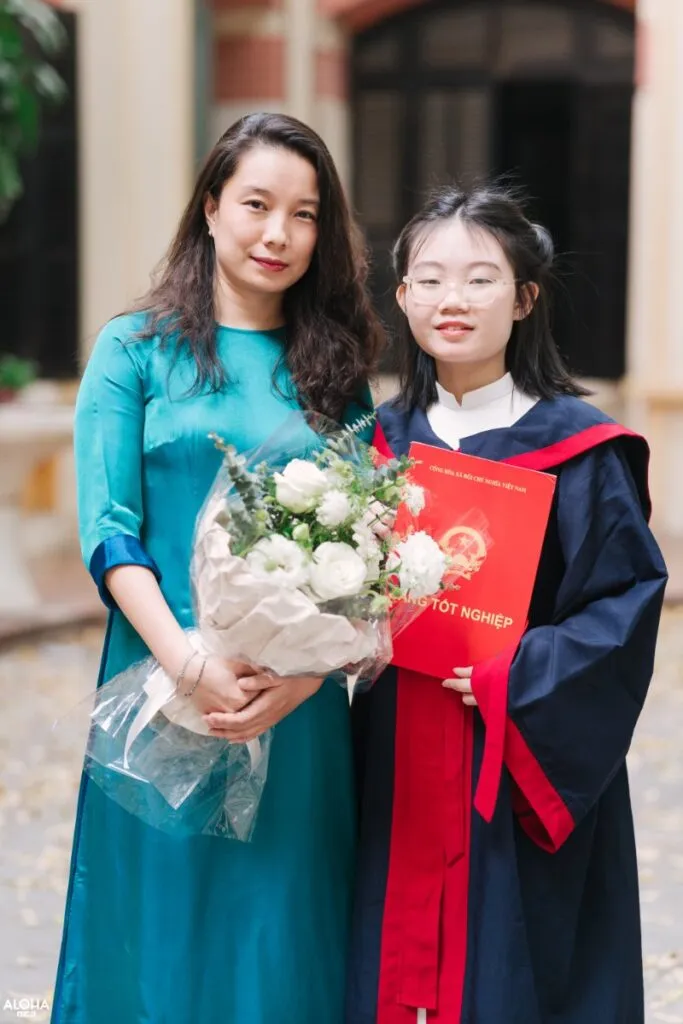 Mẹ và con mặc trang phục thoải mái, năng động khi chụp ảnh kỷ yếu ngoại cảnh.