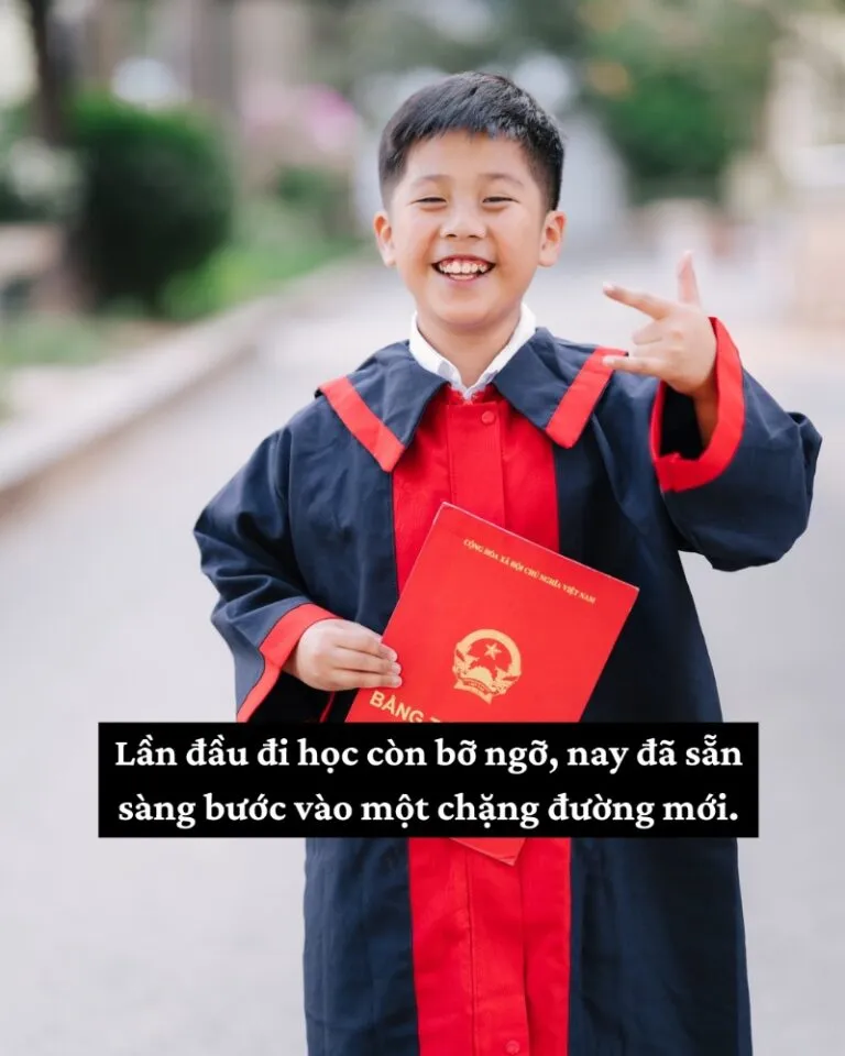 Học sinh tiểu học tươi cười trong buổi lễ tốt nghiệp, đại diện cho các cap kỷ yếu lớp 5 và cap kỷ yếu tiểu học