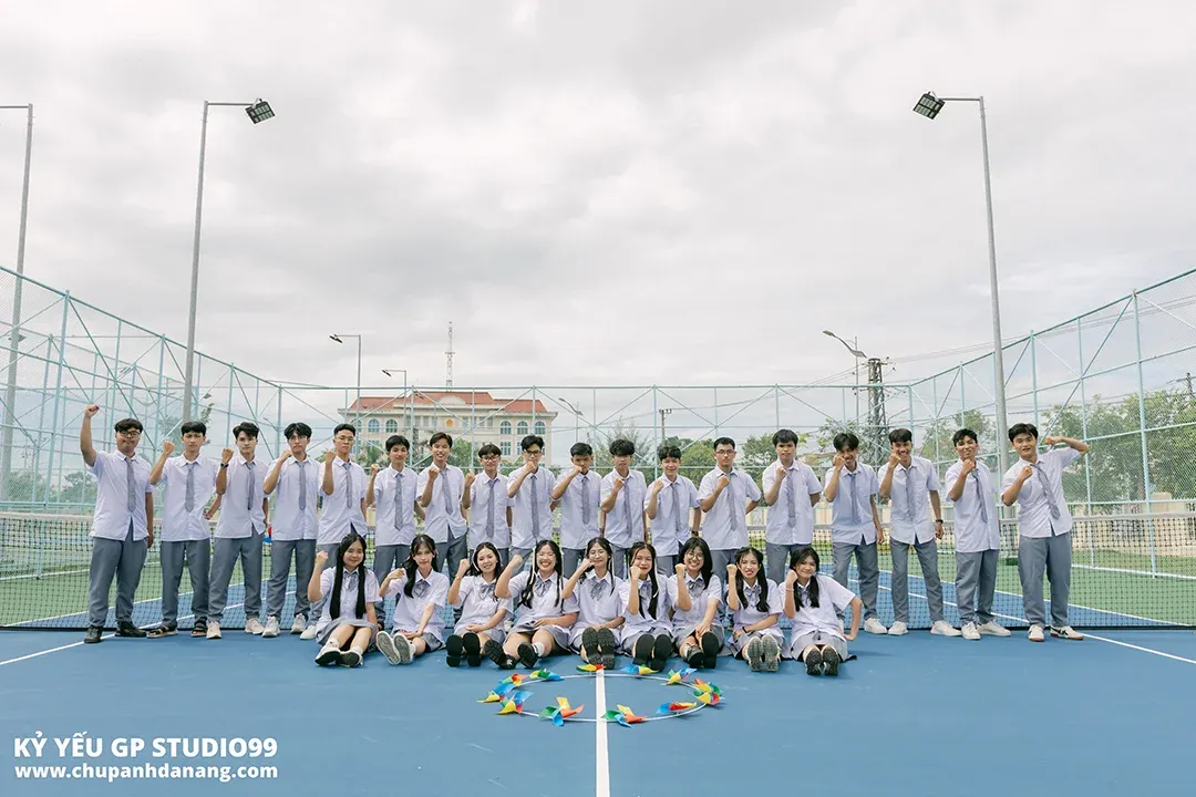 Học sinh chụp ảnh kỷ yếu trên sân tennis