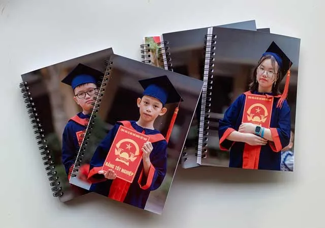 In hÃ¬nh chá»¥p ká»· yáº¿u lÃªn bÃ¬a sá»• lÃ² xo