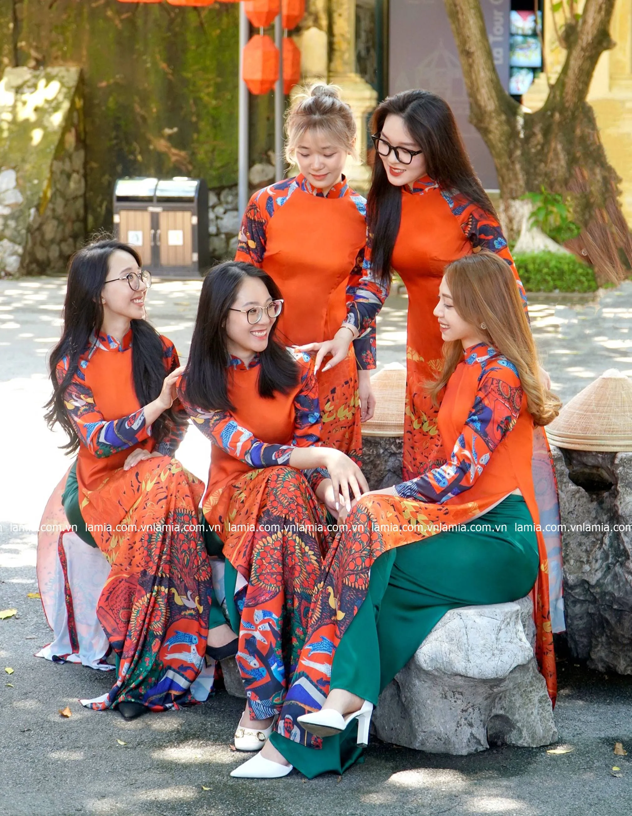 tạo dáng áo dài trò chuyện