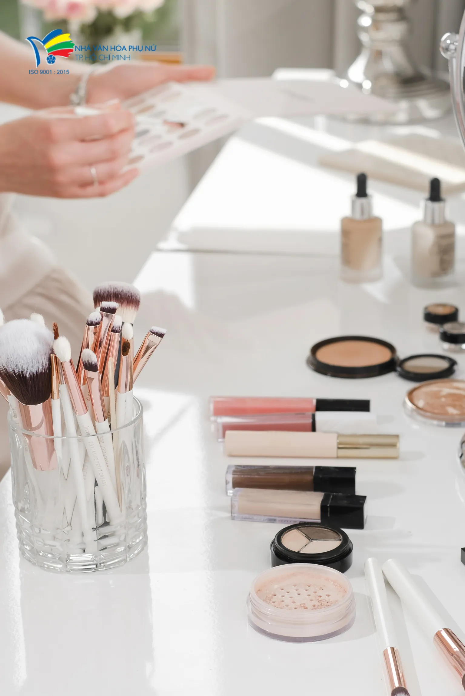 Thợ makeup chuẩn bị kỹ lưỡng dụng cụ và sản phẩm chất lượng khi đến trang điểm tại nhà
