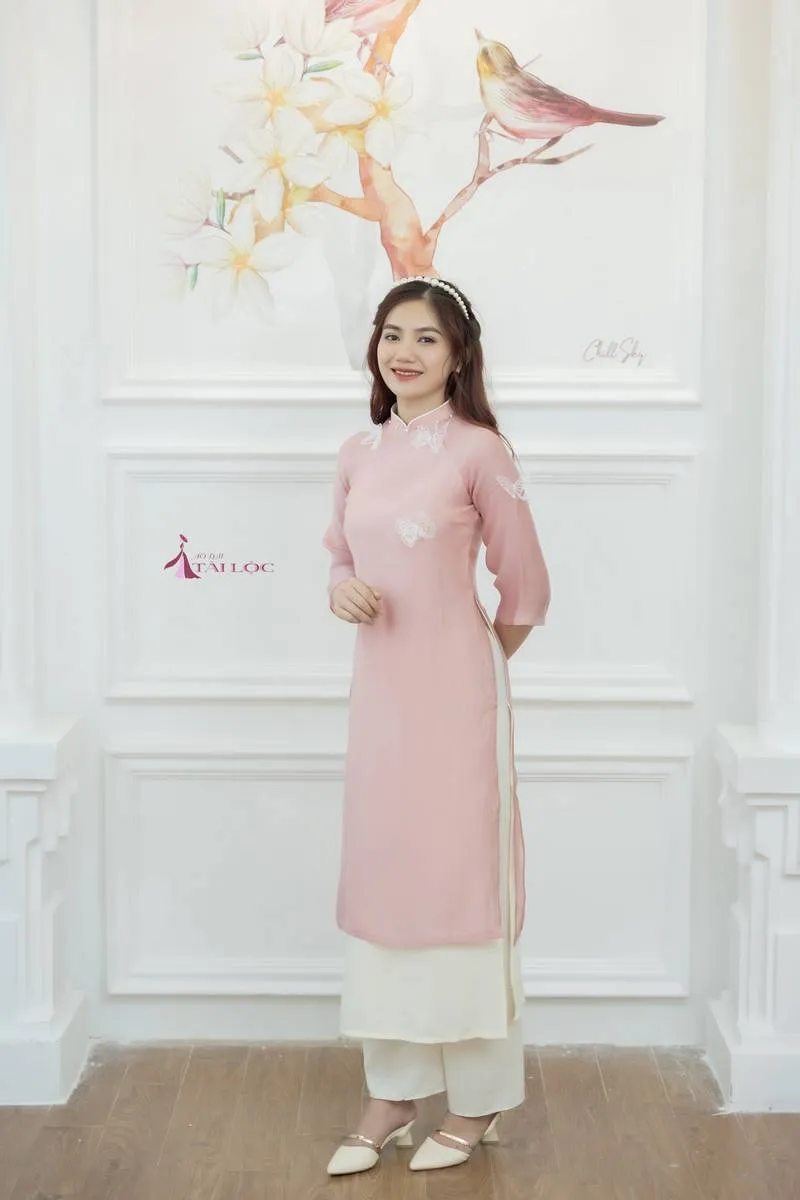 Nơi cho thuê áo dài bê tráp màu hồng uy tín tại TP.HCM