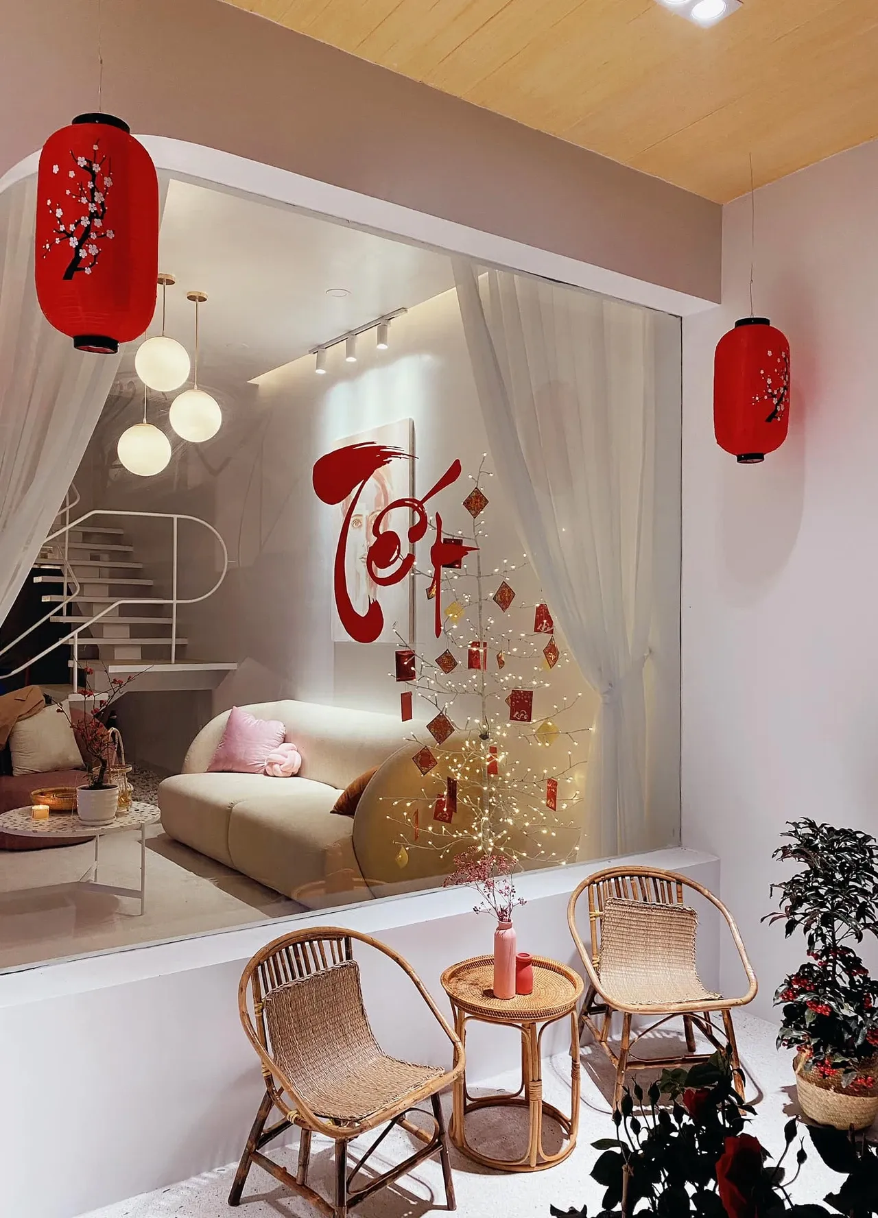 Giấy dán tường decal với họa tiết hoa mai và câu đối trang trí cửa kính, kết hợp lồng đèn treo đón Tết