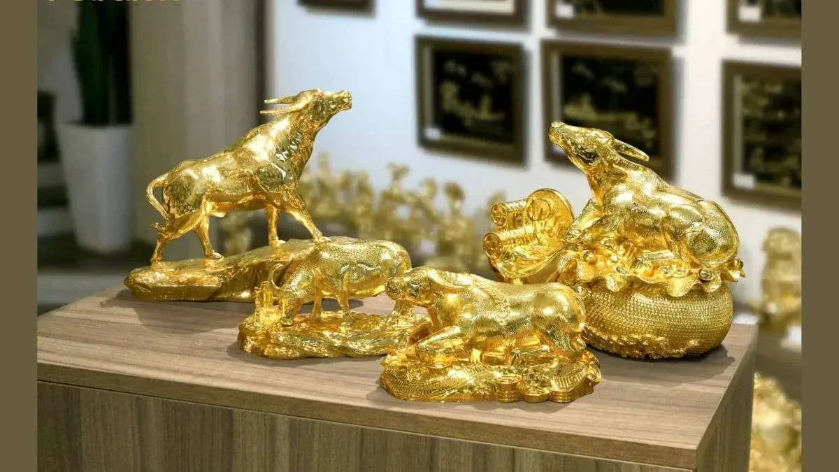 Vật phẩm phong thủy mạ vàng như tượng Tỳ Hưu, tượng trâu vàng trang trí nhà đón tài lộc ngày Tết