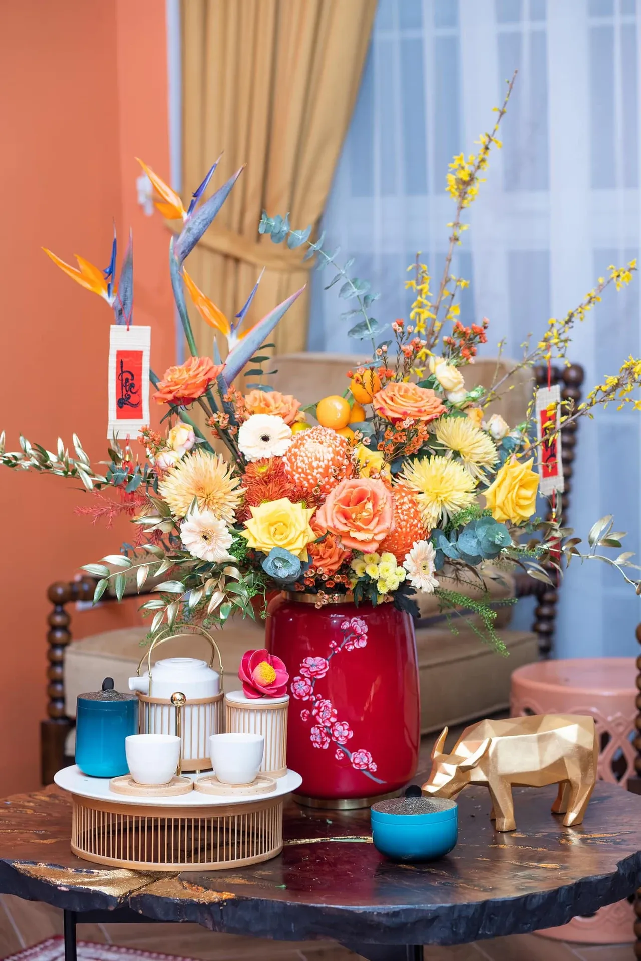 Bộ ấm trà màu nâu trầm cùng khay mứt Tết, thể hiện lòng hiếu khách và sự chuẩn bị chu đáo đón khách